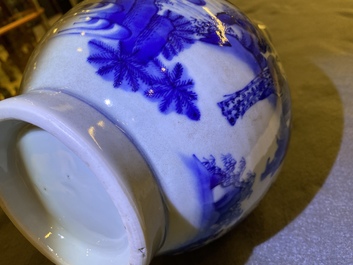 Un vase de forme bouteille en porcelaine de Chine en bleu et blanc, &eacute;poque Transition